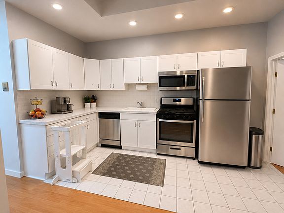 4th image of 2925 N Damen # 1 Ave