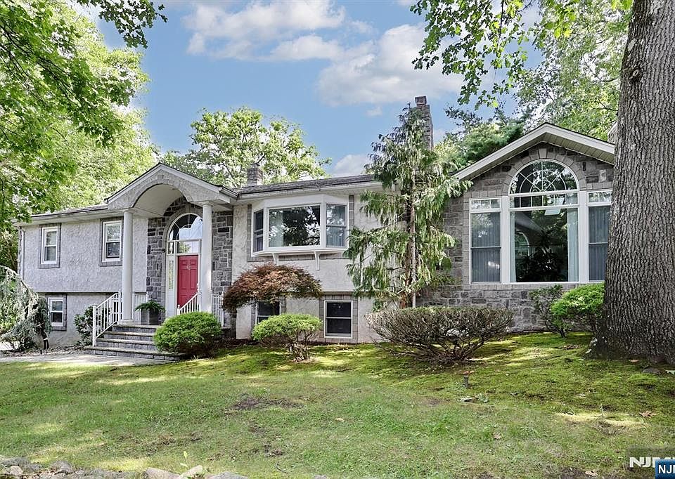 1st image of 62 Leach Ave