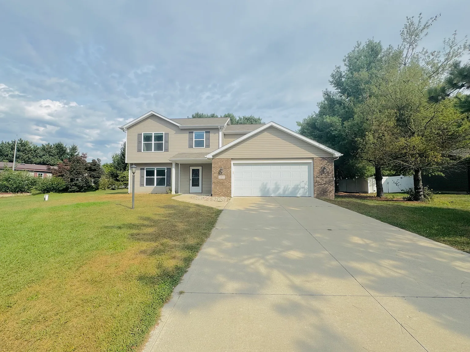 2102 Oakwood Drive — Photo 1