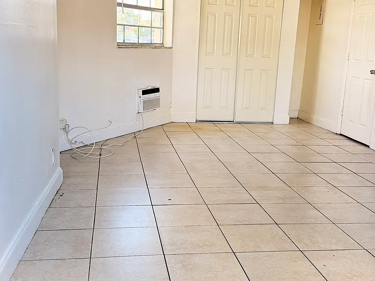 640 SW 9th Ct #7 — Photo 11