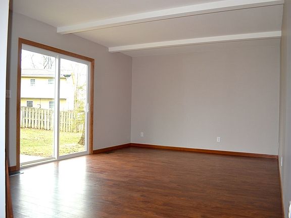 4th image of 406 Willow Ln