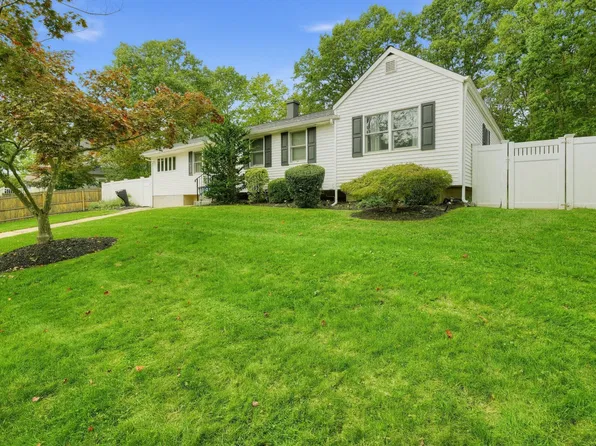 5 Longbow Ln, South Setauket, NY 11720