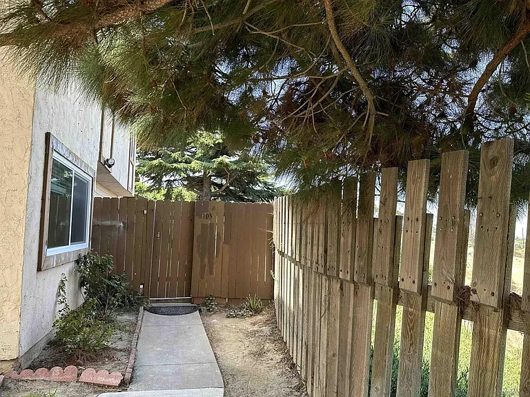 1450 Melrose Ave #103 — Photo 2