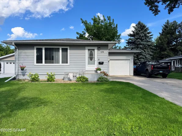 1215 S 20th St, Grand Forks, ND 58201