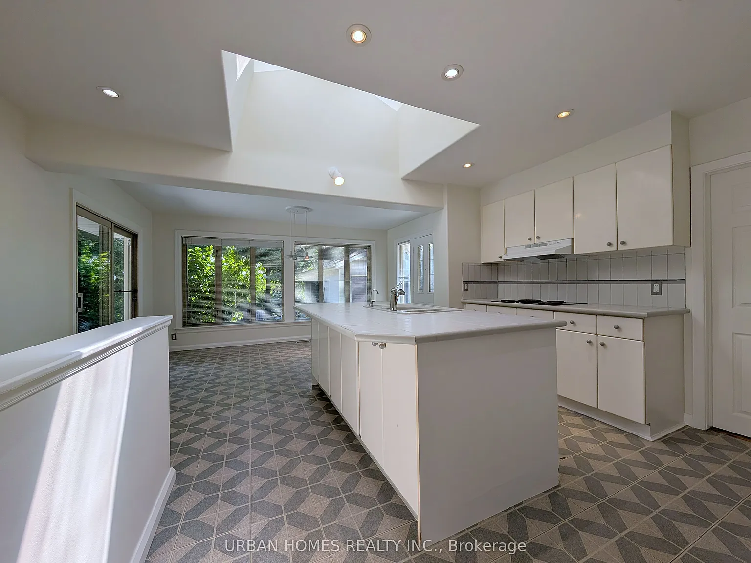 6 bed, $3,950 — Photo 4