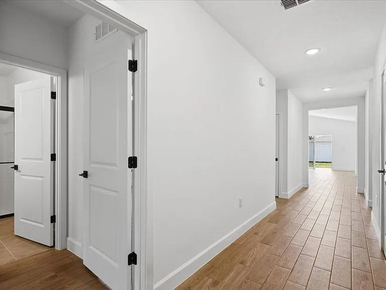20 Ludlow Ln W — Photo 12