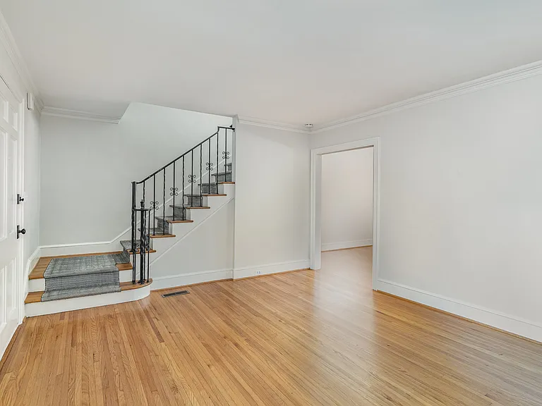 2240 Roswell Ave #4 — Photo 2