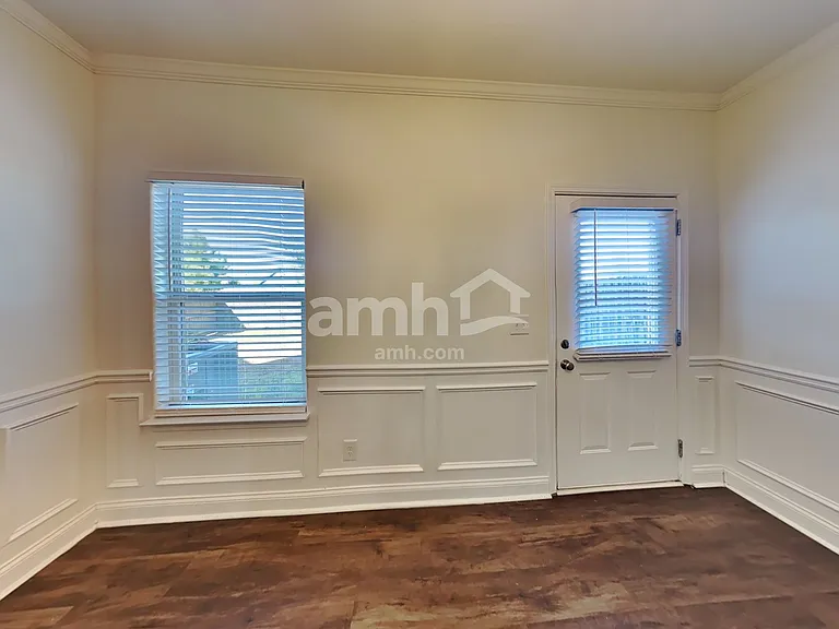 216 Leland Ln — Photo 6