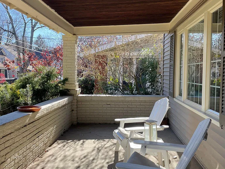 Great front porch (shared)