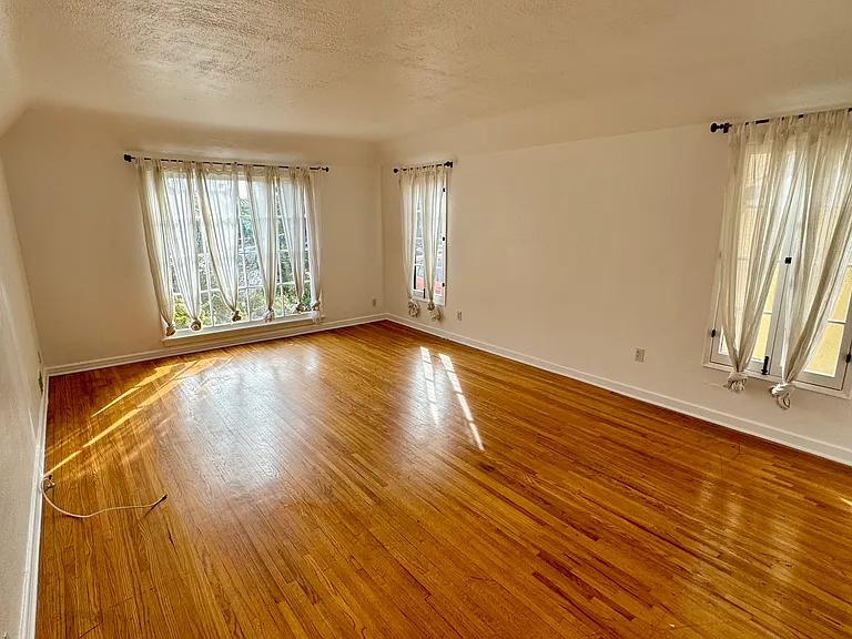 1855 S Cochran Ave — Photo 2