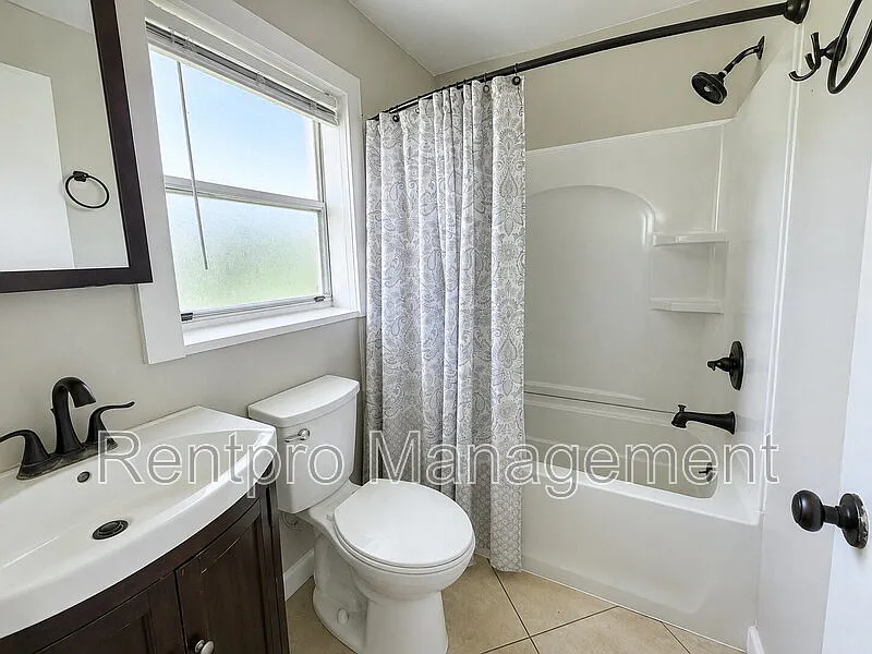 2 bed, 1.0 bath, 1296 sqft, $1,495 — Photo 3