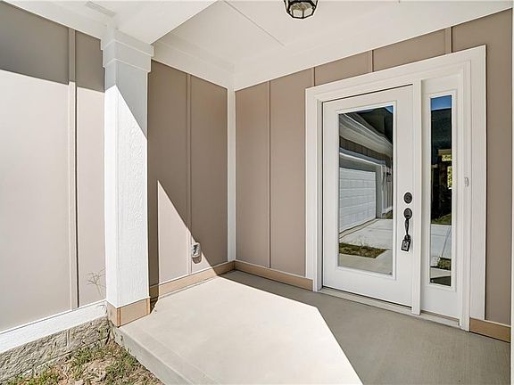 4th image of 220 Pointe Oakwood Way