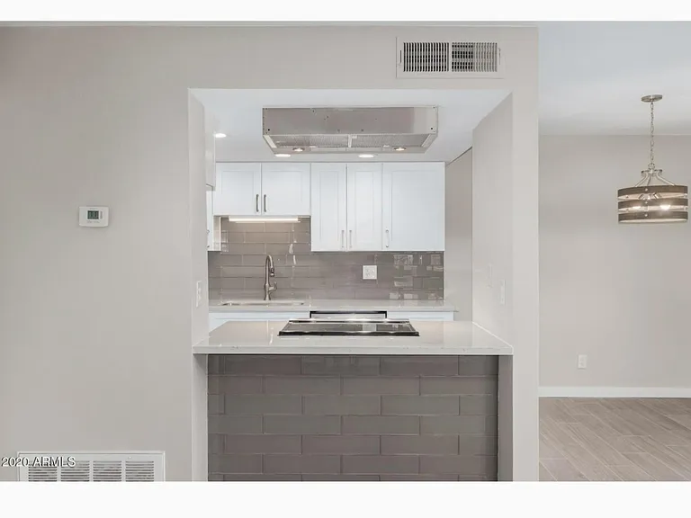10207 N 8th St — Photo 4