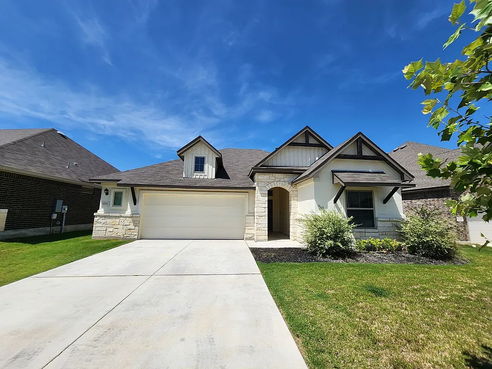 1331 Gruene Glen St