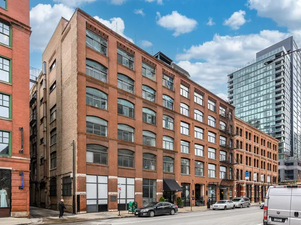 215 W Illinois St APT 6B, Chicago, IL 60654