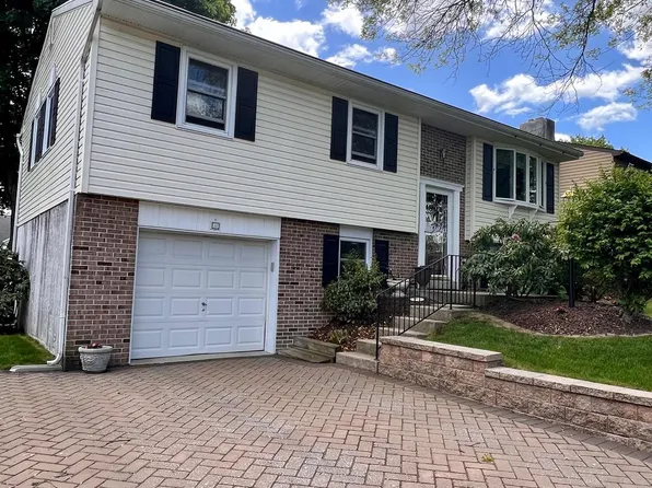 52 Mulberry Ln, Bechtelsville, PA 19505