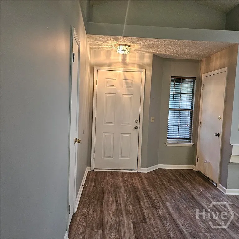 3 bed, 2.0 bath, 1387 sqft, $2,200 — Photo 3