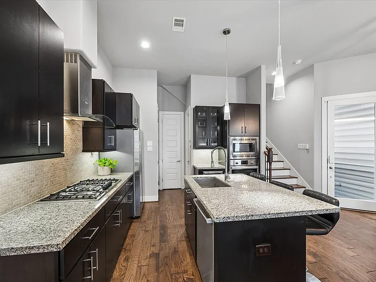 2410 Couch St — Photo 8