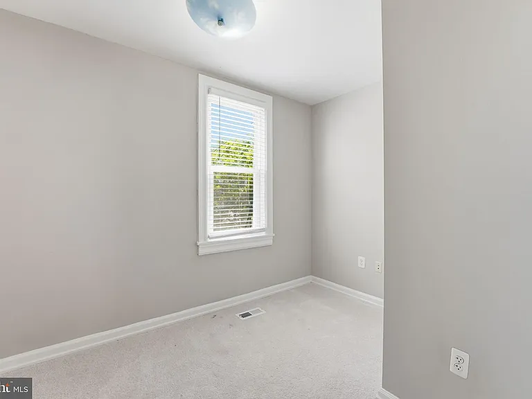 1423 Duncan St NE — Photo 9