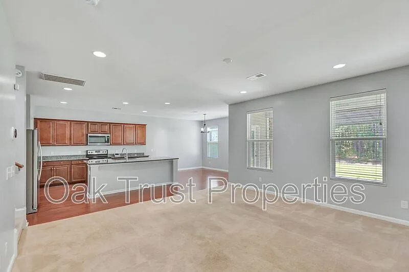 3 bed, 2.5 bath, 2370 sqft, $2,395 — Photo 3