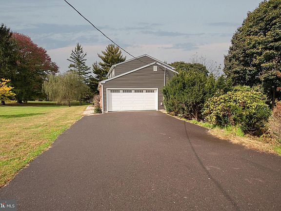 3rd image of 728 E Creamery Rd