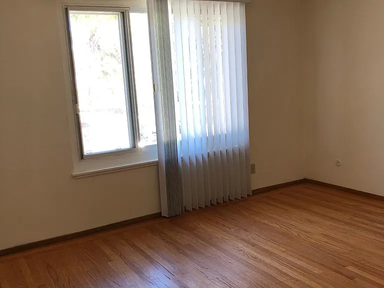 385 Lansdale Ave — Photo 10