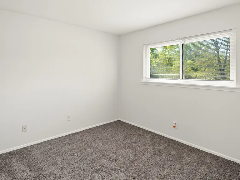 Iroquois Green — Photo 25