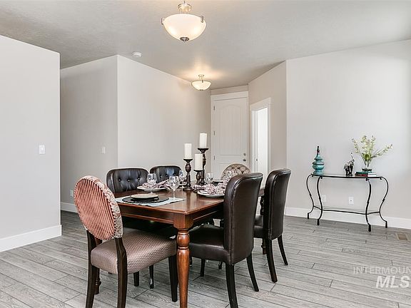 5th image of 9482 S Macadan Ave