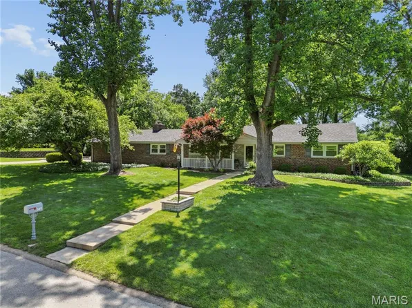 527 Fairways Cir, Saint Louis, MO 63141