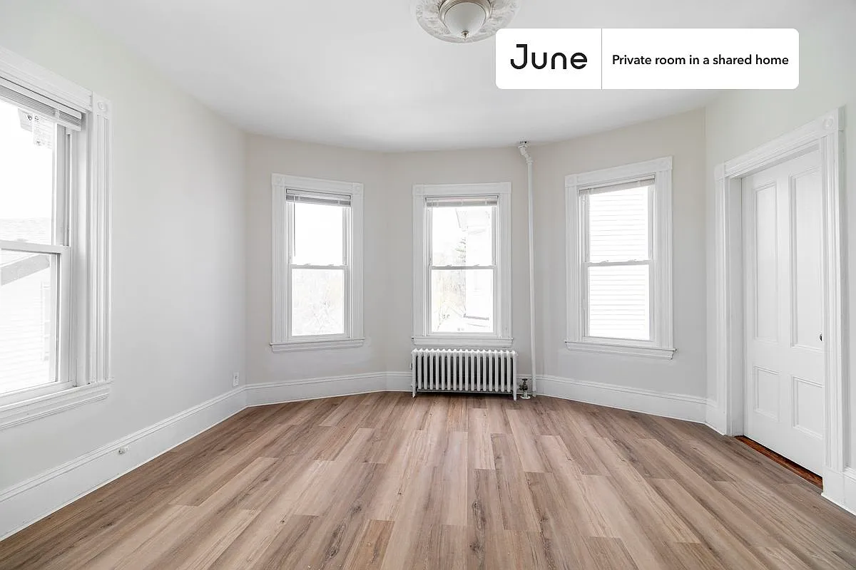 Queen bedroom in 3 bed/1 bath home in Fort Hill #1851 C — Photo 1