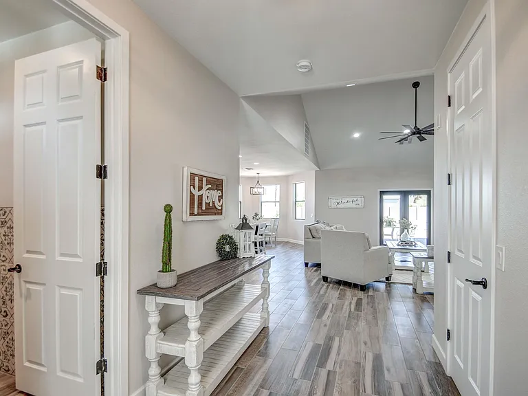 3216 E Sunnyside Ln — Photo 5