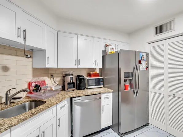 2508 Harmon Cove Tower image 7 of 24