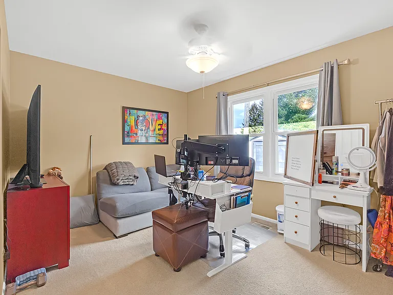 5 Newtown Ct E — Photo 13