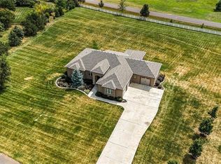 25055 Woodridge Cir, Leavenworth, KS 66048