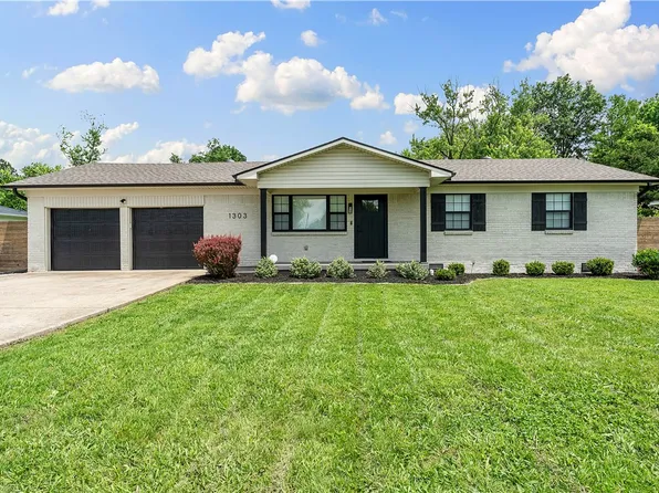 1303 SE D St, Bentonville, AR 72712