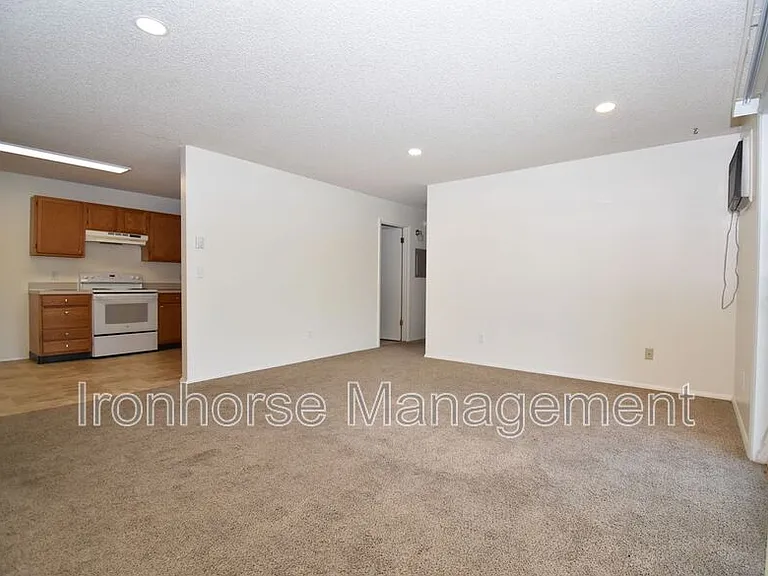811 W Villard St #63 — Photo 2