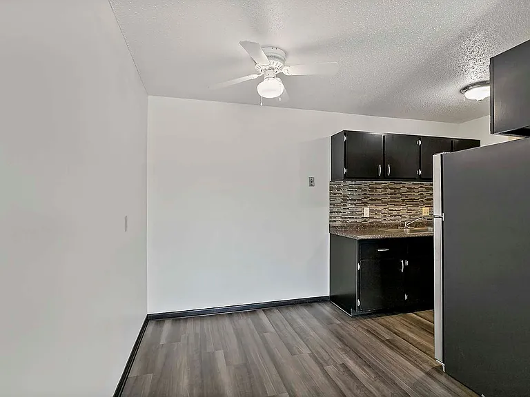 Winnetka Village Apts — Photo 23