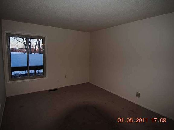 5th image of 820 Cliffs Dr APT 205E