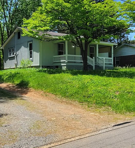 912 18th St SE — Photo 1