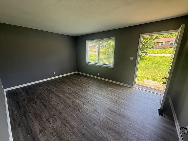 1318 Courtney Dr — Photo 4