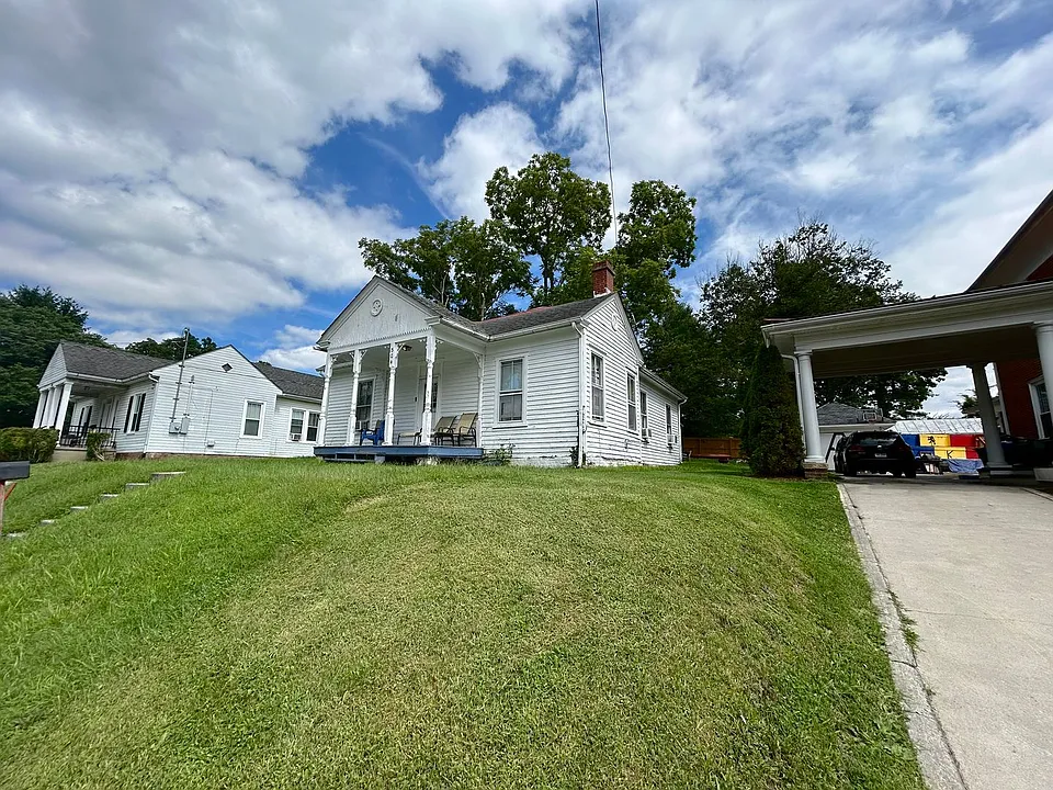304 Roanoke St E