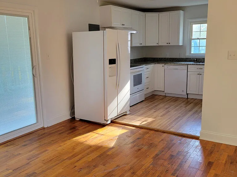 266 Glenwood Ct — Photo 2
