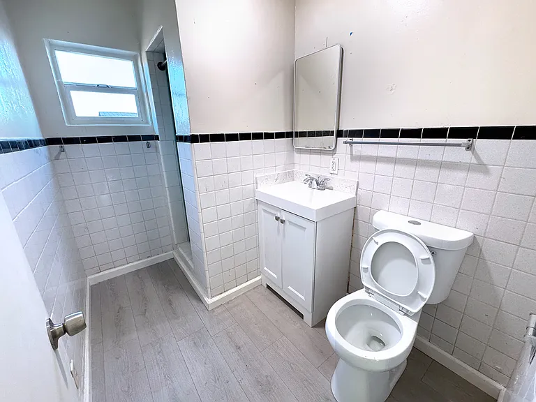 Hall bathroom 2