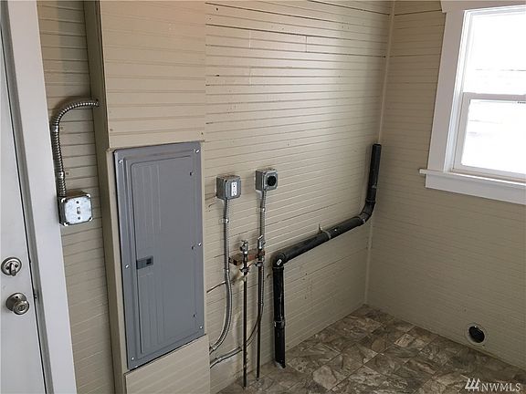 4th image of 3701 S Ainsworth Ave