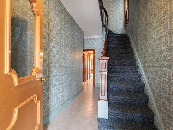 133 Oak Street image 2 of 9