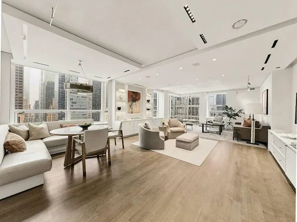 15 W 53rd St #19B, New York, NY 10019