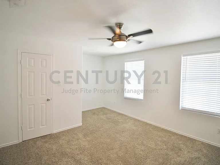 928 Oakcrest Dr — Photo 24