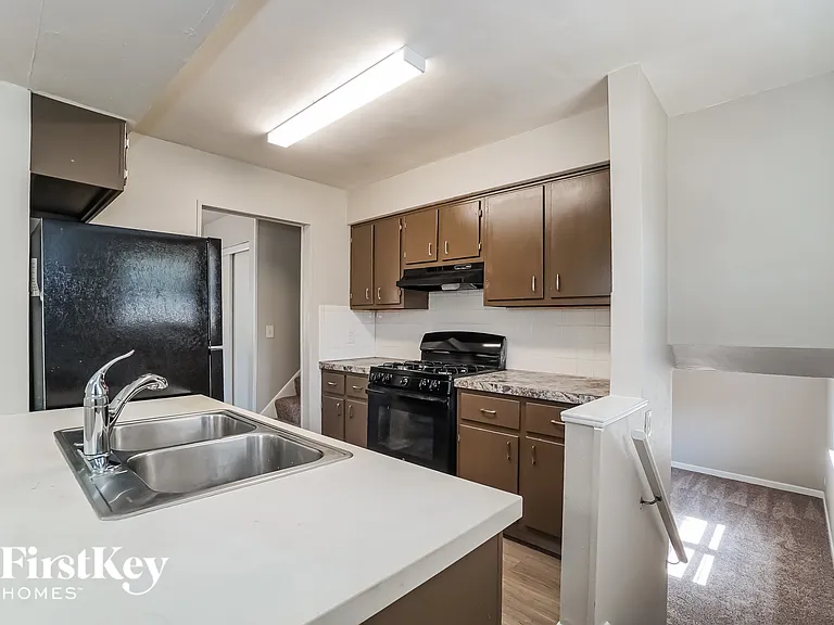 1225 Oakfield Dr N — Photo 6