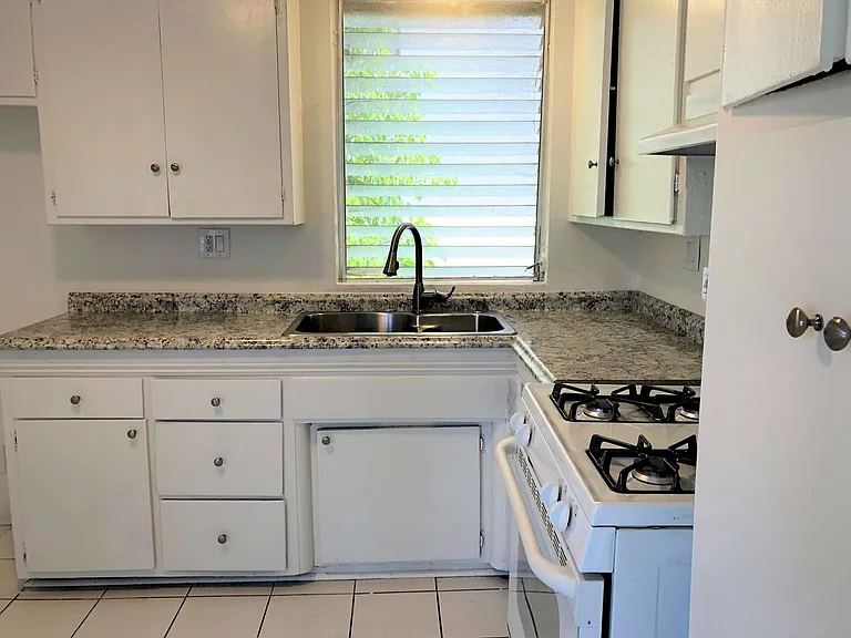 1546 S Gramercy Pl #6 — Photo 3