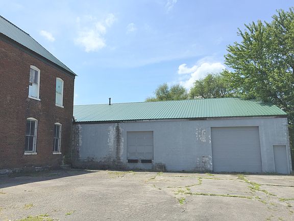 4th image of 520 N Main St